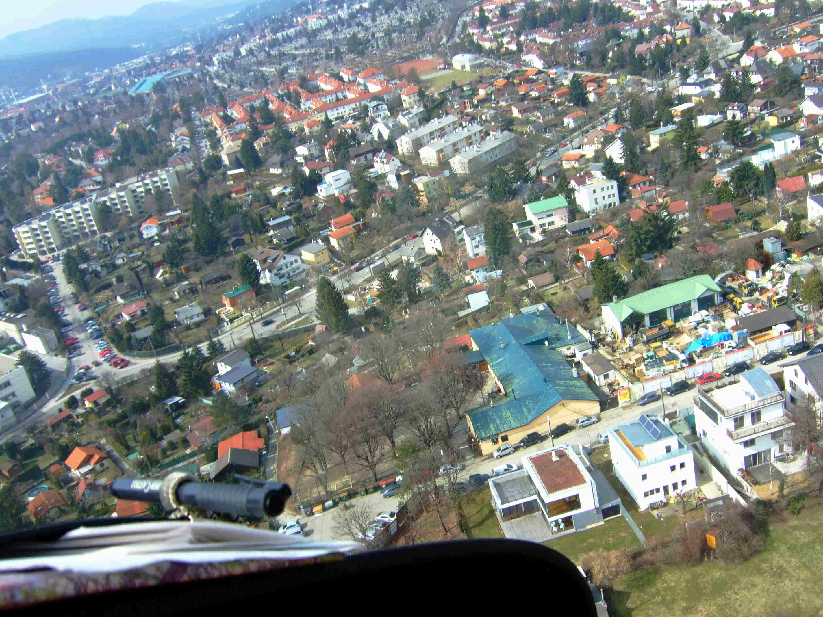 Luftaufnahme vom Schutzhaus mit Garten, der Vereinskanzlei und den Gruppen G,H und K im Hintergrund 